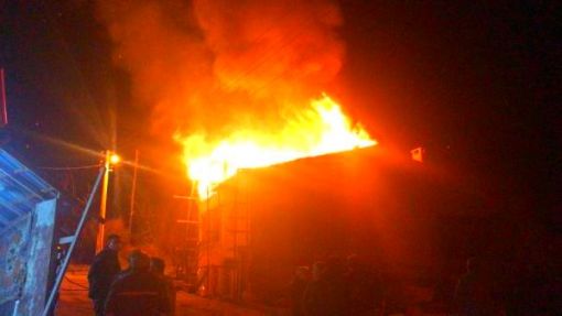 İki katlı evde çıkan yangın, itfaiye ekiplerinin müdahalesiyle söndürüldü. Yangında 1 itfaiye eri dumandan etkilendi. 1