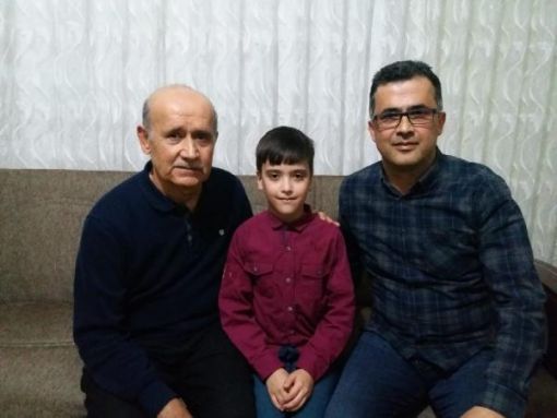  7 yaşındaki Mehmet Emre kağıda çizilen Türk bayrağını çöpten alıp öğretmenine götürdü