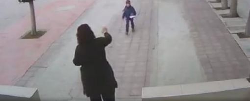  7 yaşındaki Mehmet Emre kağıda çizilen Türk bayrağını çöpten alıp öğretmenine götürdü 5