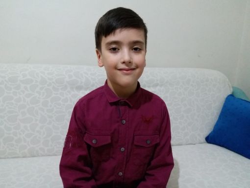  7 yaşındaki Mehmet Emre kağıda çizilen Türk bayrağını çöpten alıp öğretmenine götürdü 7
