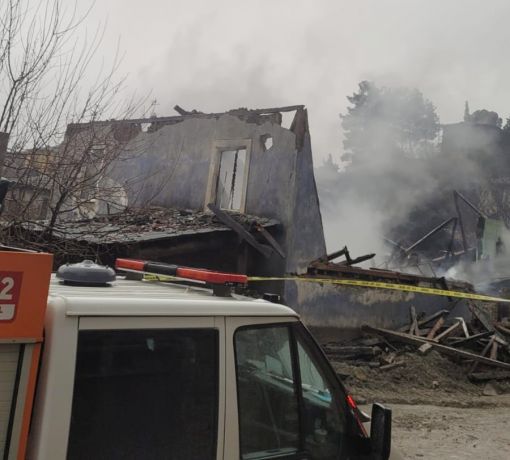   3 katlı ahşap ev yandı 1 ölü 4