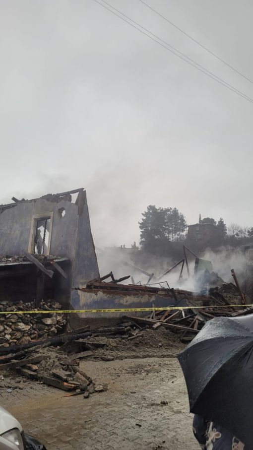   3 katlı ahşap ev yandı 1 ölü 5