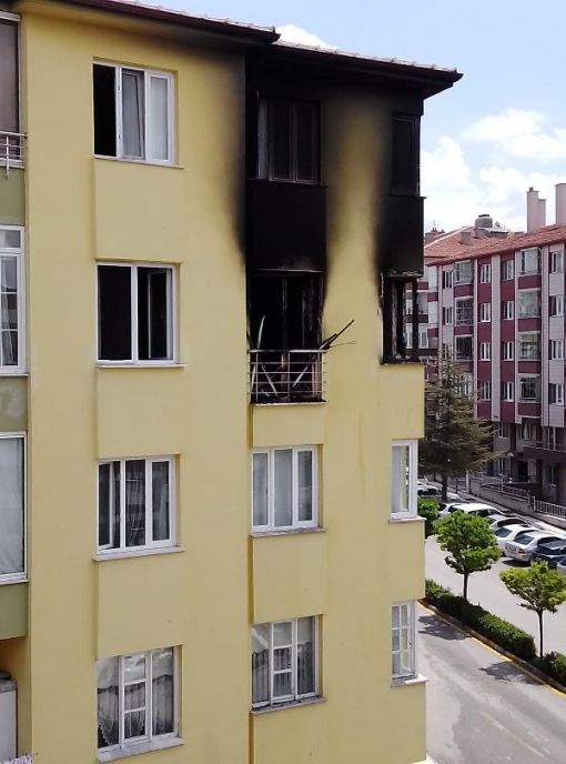  Apartmanda yangın 6 kişi ve 2 kedi dumandan etkilendi, 1 kedi yaralı 3