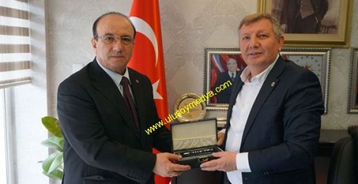  Çorum Osmancıklı hemşehrimiz Tuğgeneral İbrahim Büyükbaş, Osmancık Belediye Başkanı Ahmet Gelgör'ü makamında ziyaret etti.