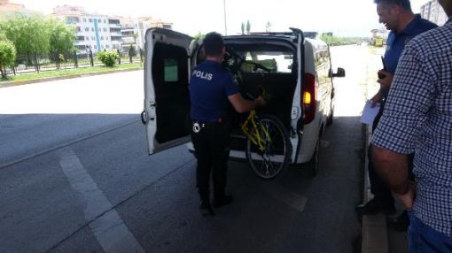  Baygın kişi ambulansla hastaneye, bisikleti polis tarafından sürülerek evine götürüldü