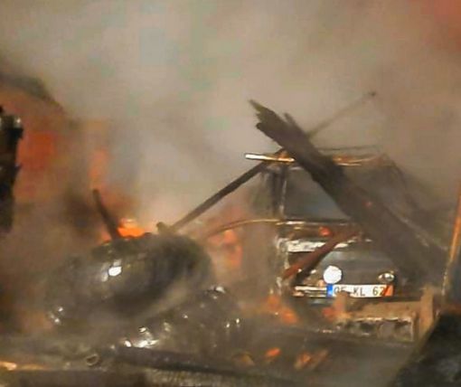  Çıkan yangında tandırlık, kuruluk ve 4 araç yandı 12