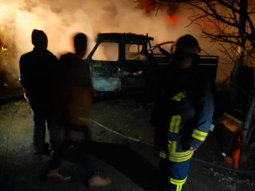  Çıkan yangında tandırlık, kuruluk ve 4 araç yandı 4