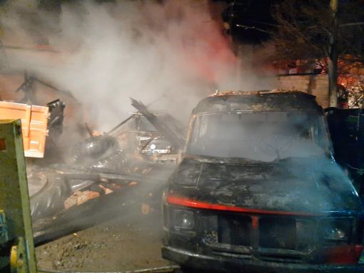  Çıkan yangında tandırlık, kuruluk ve 4 araç yandı 6