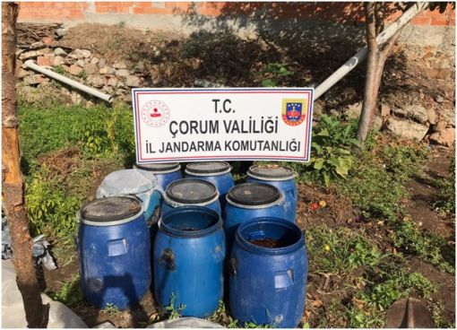  Çorum’un Laçin ilçesi Gökgözler köyünde 8 bin 840 litre kaçak içki ele geçirildi. 3