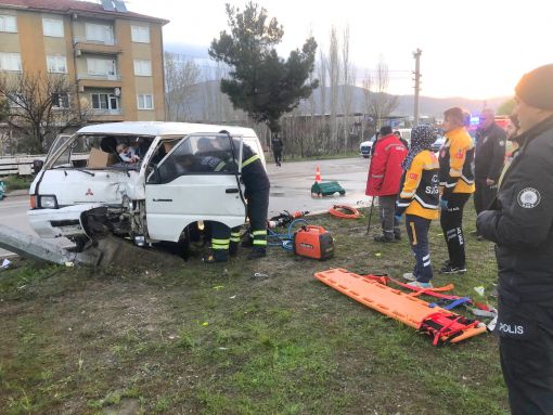  Osmancık'ta elektrik direğine çarptı, araçta sıkıştı, ağır yaralandı 3