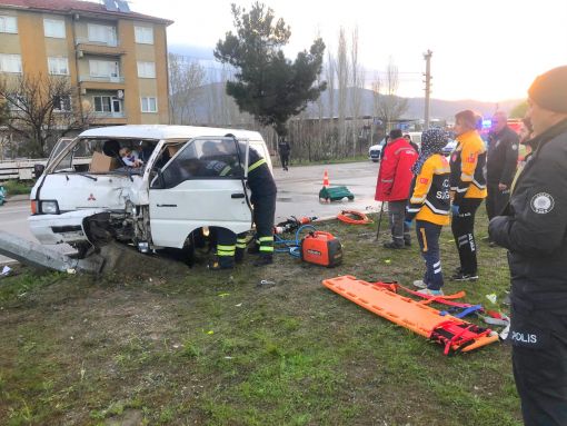  Osmancık'ta elektrik direğine çarptı, araçta sıkıştı, ağır yaralandı 4