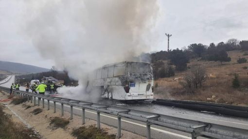  Çorum’da yolcu otobüsü ile kamyon çarpıştı 2 ölü 6 yaralı 4
