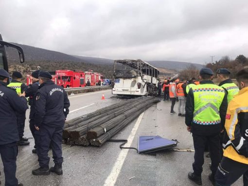  Çorum’da yolcu otobüsü ile kamyon çarpıştı 2 ölü 6 yaralı 8