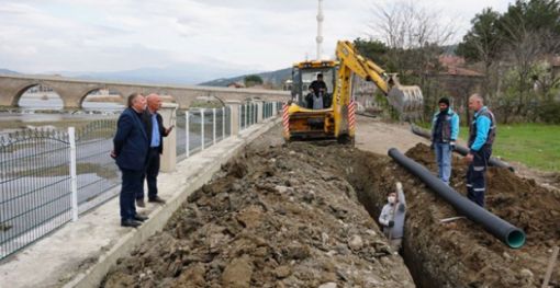  Çorum Osmancık Belediyesi  Gemici Sahilinde çevre düzenleme  çalışmalarını  başlattı.