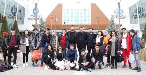  Osmancık Cumhuriyet Anadolu Lisesi tiyatro ekibi, Gençlik ve Spor Müdürlüğü'nün düzenlediği Türkiye genelinde yapılan 