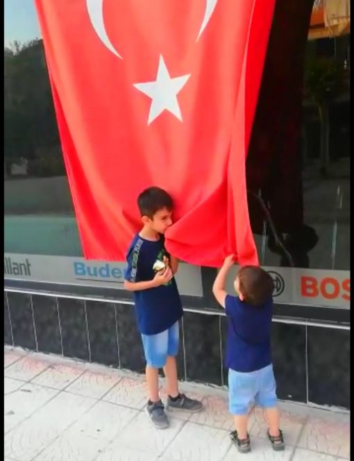  Küçük Çocukların Türk Bayrağı Sevgisi 1