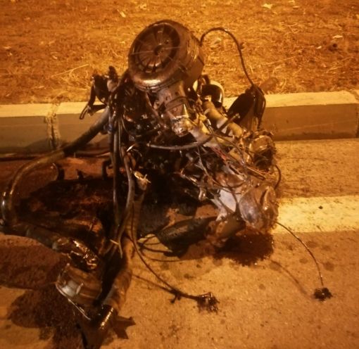  Çorum’un Osmancık ilçesinde önüne çıkan kediyi ezmemek için manevra yapınca çöp konteyneri ve elektrik direğine çarptı, araçta sıkışarak ağır yaralandı. Otomobilin motoru yaklaşık 50 metre ileri fırladı, otomobil pert oldu. 6
