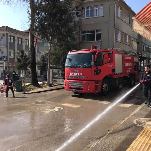 Osmancık Belediye İtfaiyesi sokağa çıkma kısıtlamasında caddeleri yıkadı