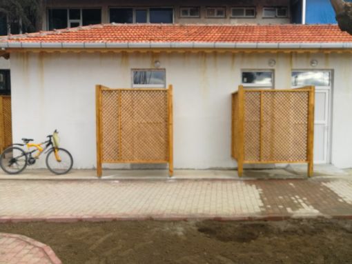  Osmancık Belediyesinden  tuvalet kapıları önüne çıtadan perde 1