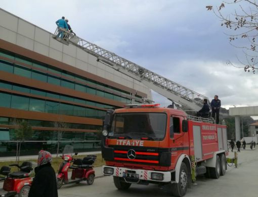 Osmancık Devlet Hastanesi' nde yangın tatbikatı  Çorum Osmancık Devlet Hastanesi’nde Osmancık belediyesi İtfaiye ekipleri tarafından yangın tatbikatı yapıldı.  Osmancık Devlet Hastanesi’nde, hastane personeli ve belediye ekiplerince gerçekleştirilen yangın tatbikatında uygulamalı olarak  hastane bahçesinde yangın çıktı.  Durumu fark eden hastane personeli bir yandan yangın söndürme tüpleri ile aleve müdahale ederken, diğer yandan durumu çıkan yangını 110 Osmancık Belediyesi İtfaiye ekiplerine bildirildi.  Senaryoya göre hastanede önce yangın alarmı çalındı. Daha sonra personel ve hastalar hızlı ve düzenli bir şekilde tahliye edildi. Bazı hastalar yangından dolayı üst katlarda mahsur kaldı. Mahsur kalan hastaların imdadınaOsmancık  Belediyesi İtfaiye Ekipleri yetişerek merdivenle mahsur kalan hastaları kurtardı. Yangına nasıl müdahale edileceği konusunda da eğitim veren itfaiye ekipleri çıkan, yangının yangın tüpüyle nasıl söndürüleceğini gösterdi. Daha sonra çıkan yangını personelde söndürerek tecrübe kazandı.  Uygulamalı yangın tatbikatında hastane personeli yangına ilk müdahaleyi yaparken, Osmancık Belediyesi İtfaiye Müdürlüğü ekipleri olay yerine kısa sürede ulaşarak ekip çalışmaları kapsamında çıkan yangın anında söndürüldü. Çıkacak olası bir yangın veya afet anında  tahliye konusu da etkili ve hızlı bir şekilde gerçekleştirilirken, tatbikat başarıyla tamamlandı.  Osmancık  Devlet Hastanesi’nde gerçekleşen yangın tatbikatı hakkında bilgiler veren Osmancık Belediyesi İtfaiye Müdürü İbrahim Keleş, 