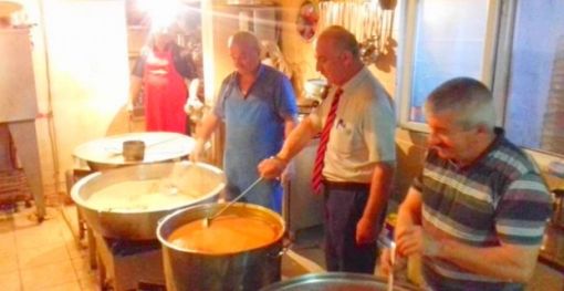  Osmancık Koyunbaba Vakfı Aşevinden 500 kişiye sefertası ile yemek
