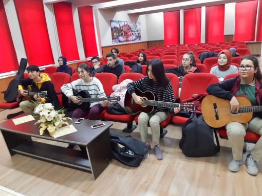  Çorum Osmancık Ömer Derindere Fen Lisesi'nden öğrencilere resim ve müzik kursu açıldı. 2
