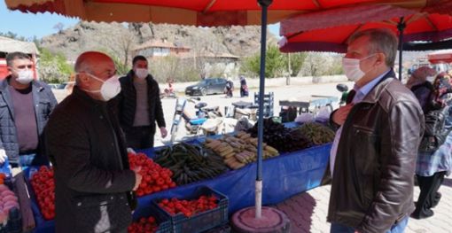  Çorum'un Osmancık İlçesi'nde Perşembe günleri kurulan semt pazarı koronavirüs tedbirlerine göreönlemler alınarak yeniden açıldı.
