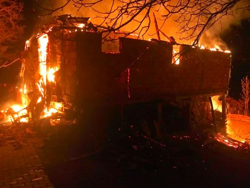  Osmancık'ta ahşap ev yanarak kül oldu 2