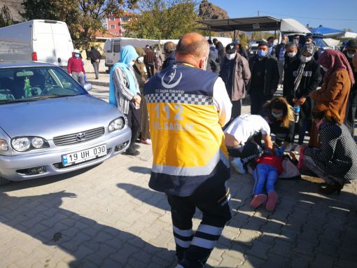  Osmancık'ta annesi otomobilin çarptığı genç kızının başından ayrılmadı 10