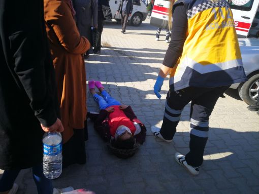  Osmancık'ta annesi otomobilin çarptığı genç kızının başından ayrılmadı 7