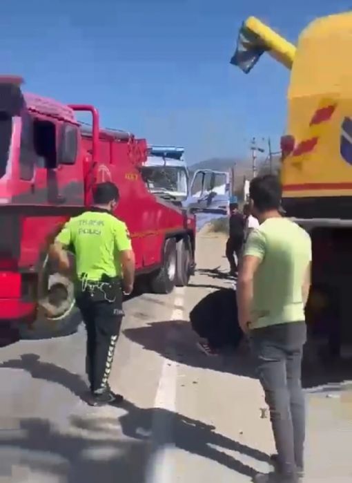  Osmancık'ta biçer-döver ile kamyon çarpıştı 4