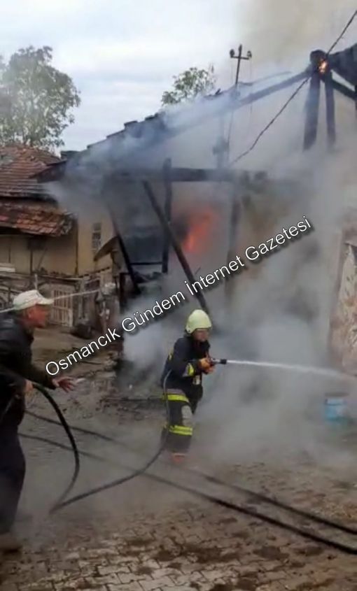  Osmancık'ta çıkan yangında 2 ev tamamen yandı 14