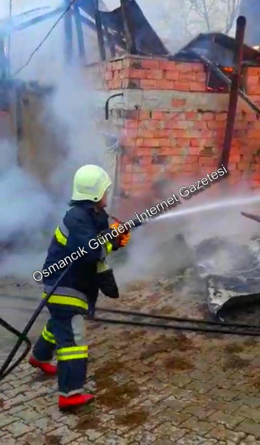  Osmancık'ta çıkan yangında 2 ev tamamen yandı 15