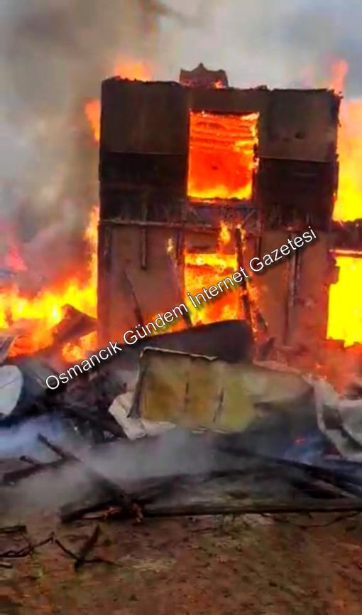  Osmancık'ta çıkan yangında 2 ev tamamen yandı 2