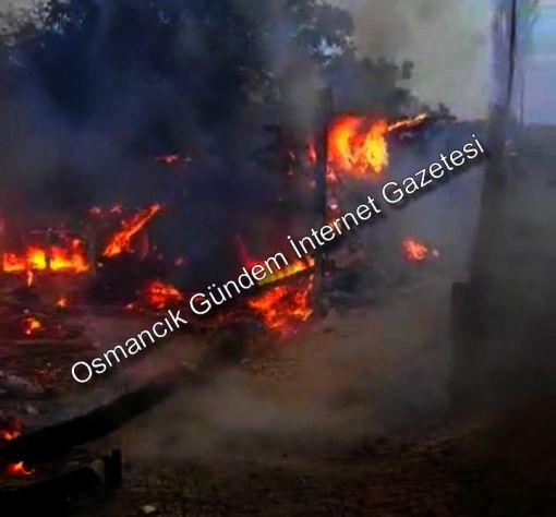  Osmancık'ta çıkan yangında 2 ev tamamen yandı 4
