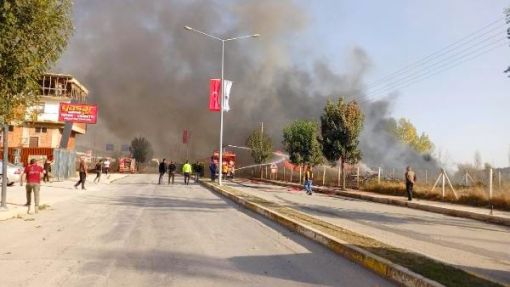  Osmancık'ta hurdalıkta çıkan yangın korkuttu