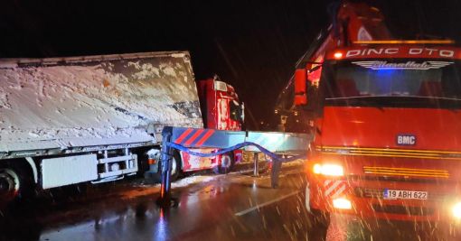 Osmancık'ta kar yağışı nenediyle devrilen TIR ulaşımı aksattı 1