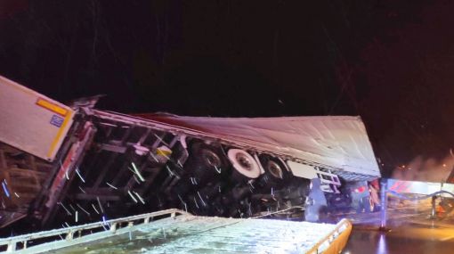 Osmancık'ta kar yağışı nenediyle devrilen TIR ulaşımı aksattı 10