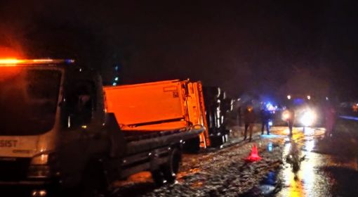 Osmancık'ta kar yağışı nenediyle devrilen TIR ulaşımı aksattı 13