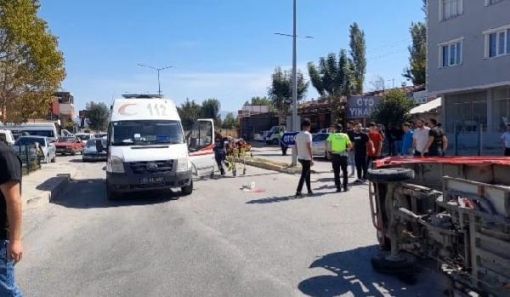  Osmancık'ta Otomobille 3 tekerlekli motosiklet çarpıştı 2 ağır yaralı 4