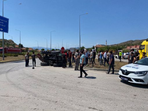 Osmancık'ta TIR'la çarpışan traktör devrildi 4