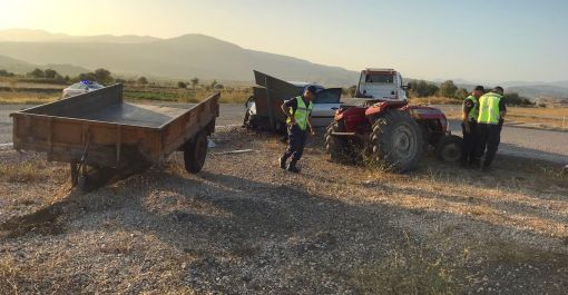  Osmancık'ta Traktörle otomobil çarpıştı 1 ağır 3 yaralı 1
