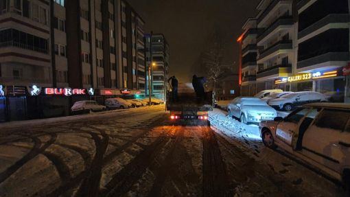 Osmancık'ta yoğun kar yağışı nedeniyle yollarda tuzlama çalışmaları 