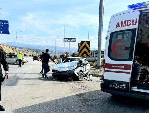  Osmancık'ta otomobiller çarpıştı 4 yaralı 4