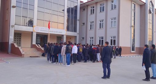  Osmancık’ta  Pazartesi günü tüm okullarda şehitler için saygı duruşunda bulunuldu 5