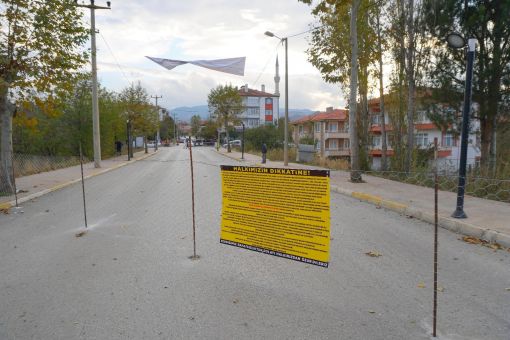  Osmancık’ta Mahkeme kararı nedeniyle mülk sahipleri caddeyi yaya ve araç trafiğine kapattı 4