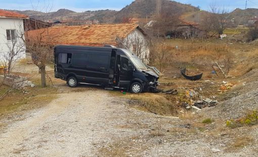 Osmancık’ta yoldan çıkan minibüs menfeze çarptı 1