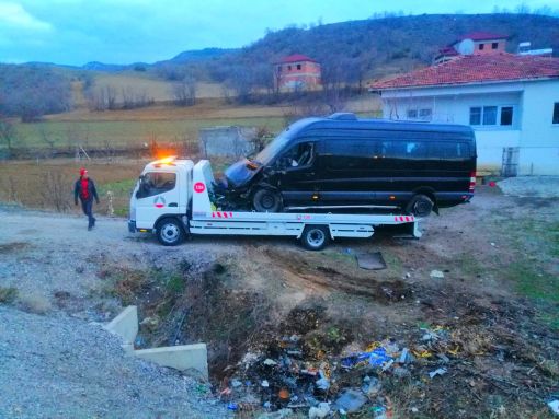 Osmancık’ta yoldan çıkan minibüs menfeze çarptı 2