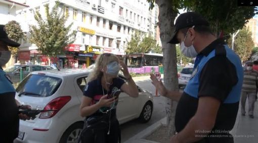  Polis uyarınca çene altındaki maskesiyle yüzünü kapattı