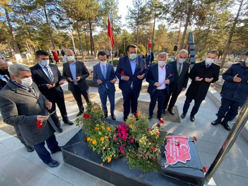  Şehit öğretmen  Şenay Aybüke Yalçın  mezarı başında anıldı 13